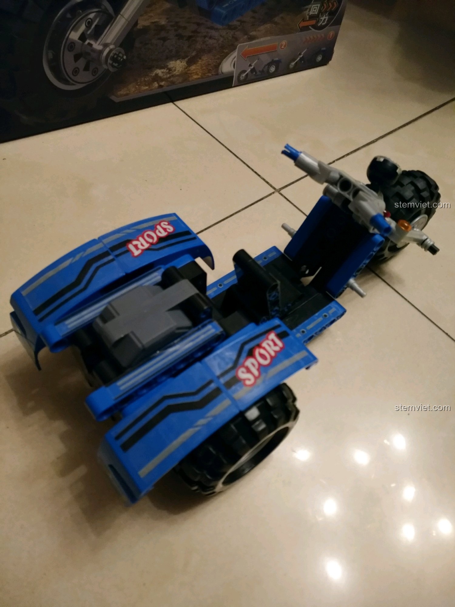 Mô hình mô tô ba bánh Winner 7081 đã hoàn thiện, với các chi tiết như bánh xe, động cơ.