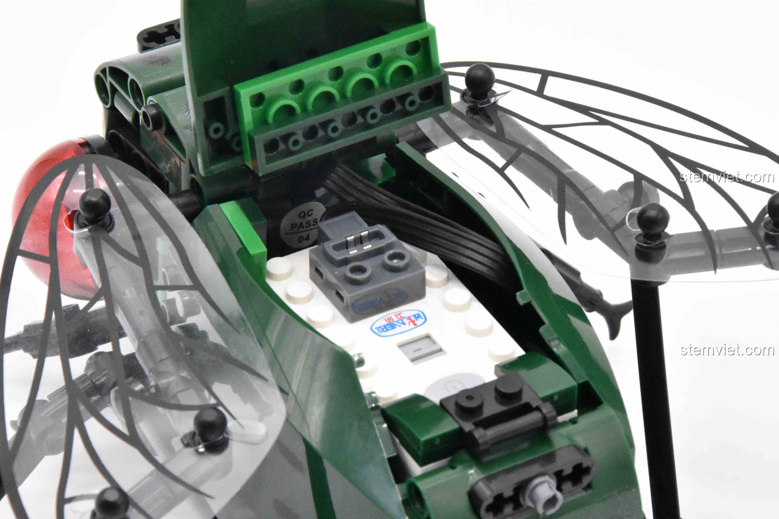 Cận cảnh các khớp nối của mô hình Ruồi Máy Động Winner 7114.