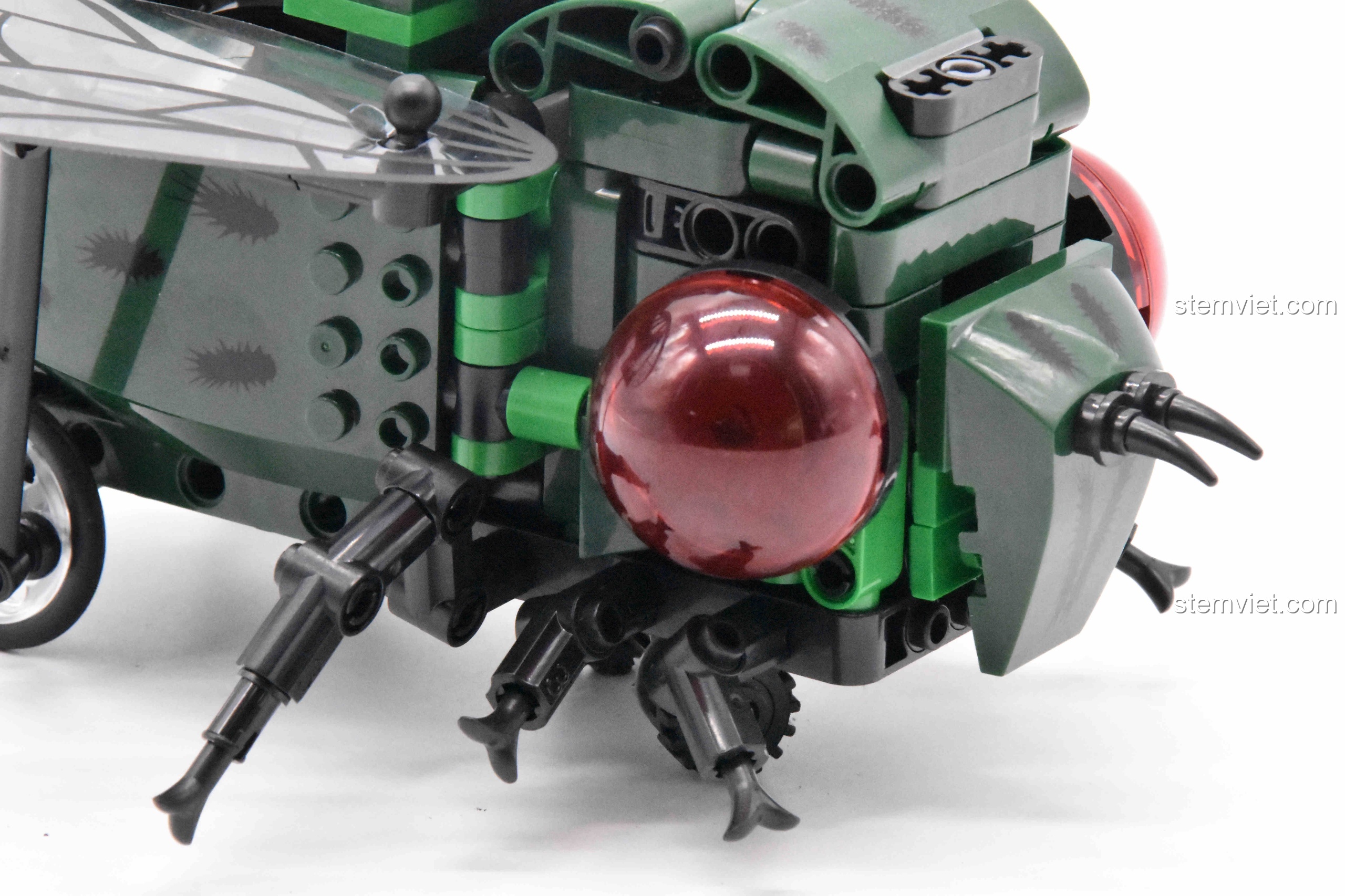 Chú Ruồi Máy Động Winner 7114 đang di chuyển, thể hiện chuyển động.