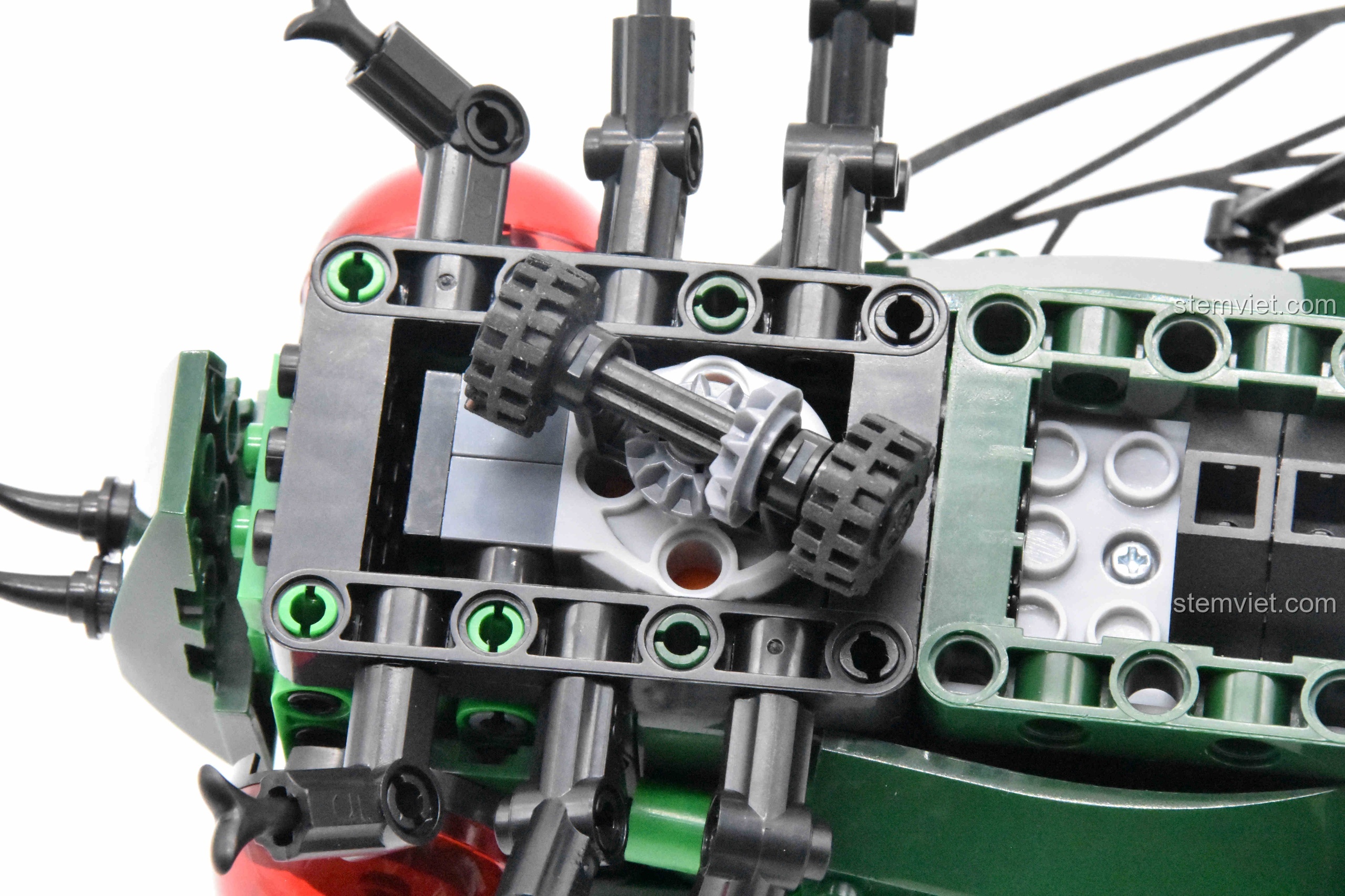 Cận cảnh động cơ và hộp pin của chú Ruồi Máy Động Winner 7114.