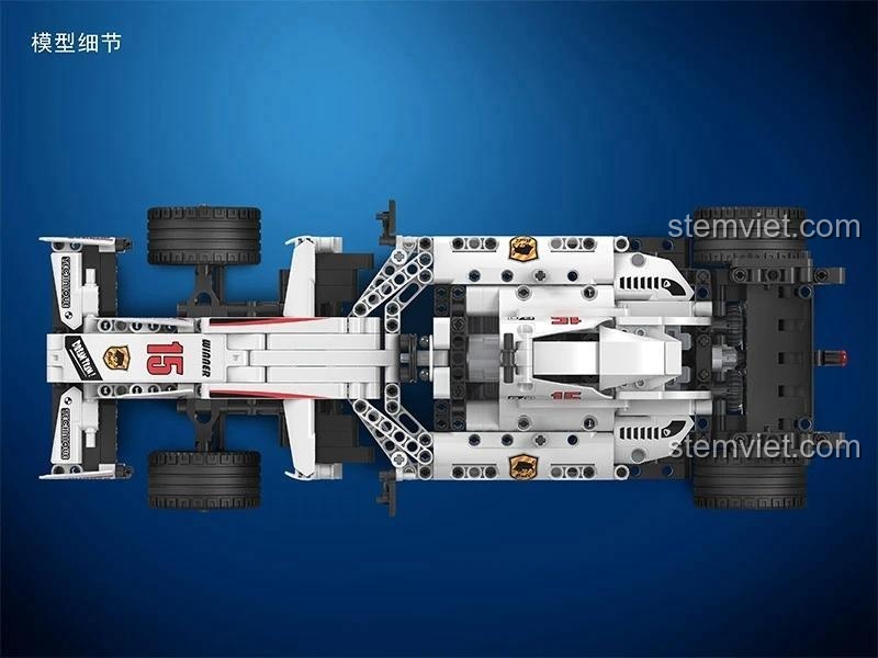 Góc nhìn từ trên xuống của đồ chơi lắp ráp Xe đua RC 7115, cho thấy cấu trúc khung gầm và sự phân bổ các chi tiết.