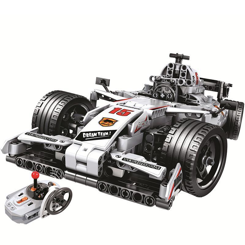 Ảnh chụp chính diện bộ lắp ráp Xe đua F1 Winner 7115 điều khiển từ xa, gồm xe đua màu trắng và bộ điều khiển. Món đồ chơi mô hình hấp dẫn cho bé trai 6 tuổi.