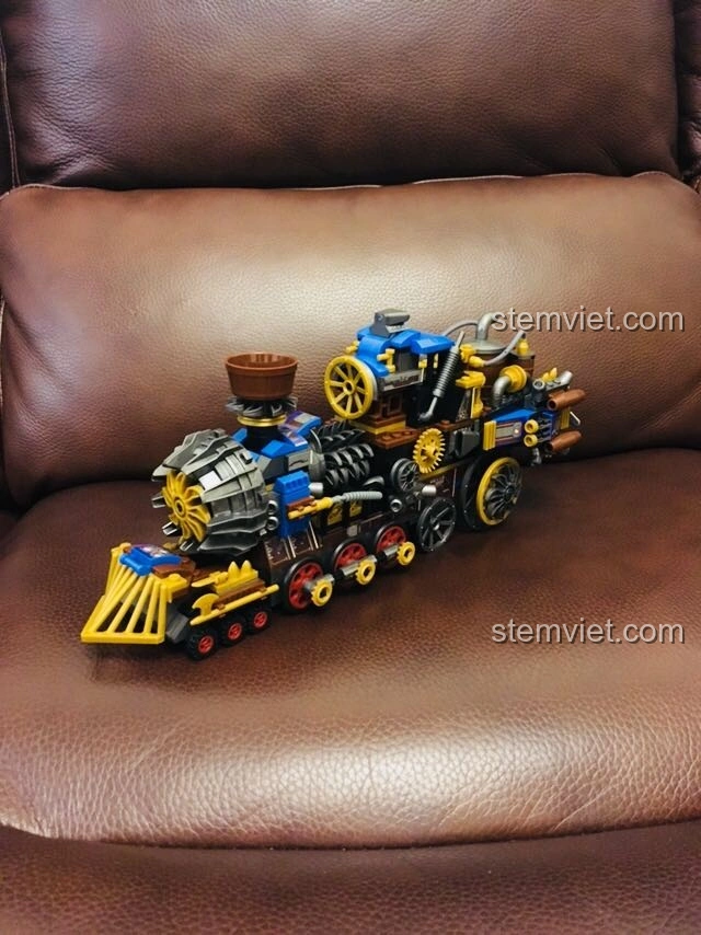 Góc nhìn nghiêng của mô hình Winner 8043 Tàu Hơi Nước Steampunk, làm nổi bật các chi tiết cơ khí và màu sắc đặc trưng.