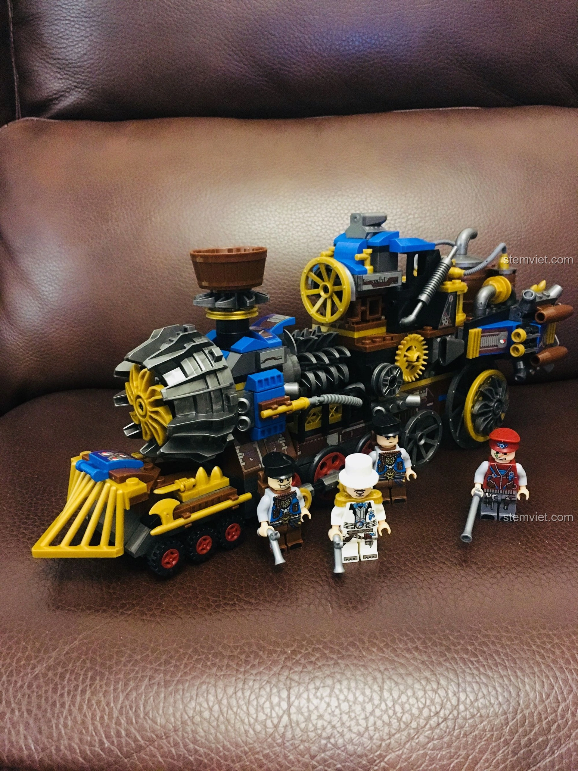 Mô hình Winner 8043 Tàu Hơi Nước Steampunk hoàn chỉnh với 4 minifigures, thể hiện phong cách độc đáo và chi tiết của bộ lắp ráp.