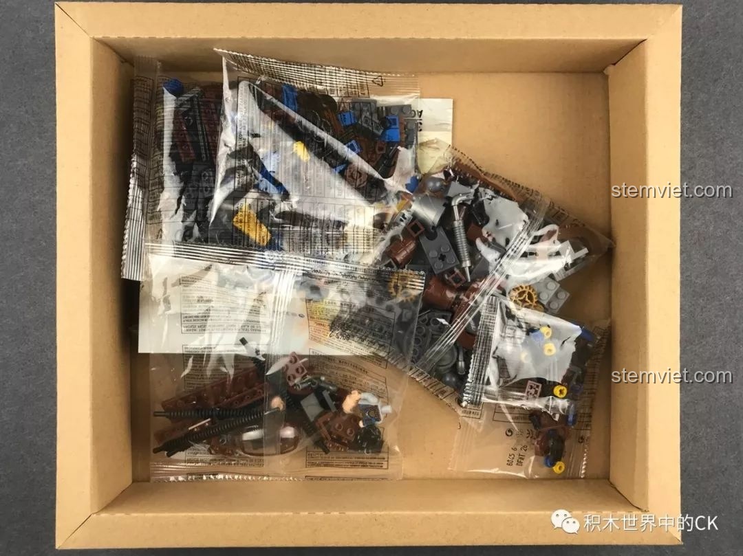 Bên trong hộp bộ lắp ghép Winner 8045 Vệ Sĩ Hộ Quốc Hơi Nước, các túi mảnh ghép được sắp xếp gọn gàng.