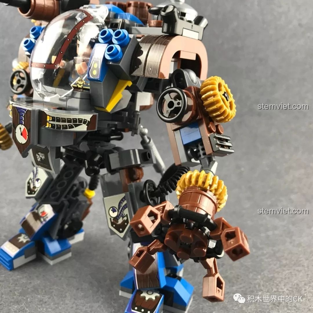 Cận cảnh cánh tay phải với lưỡi cưa của robot mech Winner 8045 Vệ Sĩ Hộ Quốc Hơi Nước, vũ khí chiến đấu.