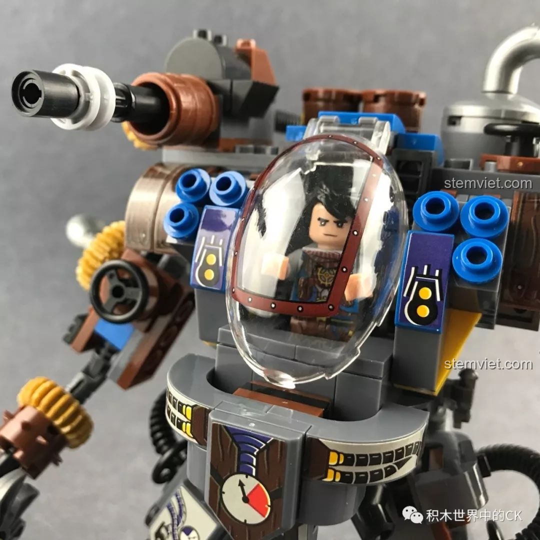 Cận cảnh cánh tay trái với càng kẹp của robot mech Winner 8045 Vệ Sĩ Hộ Quốc Hơi Nước, thể hiện khả năng chiến đấu.