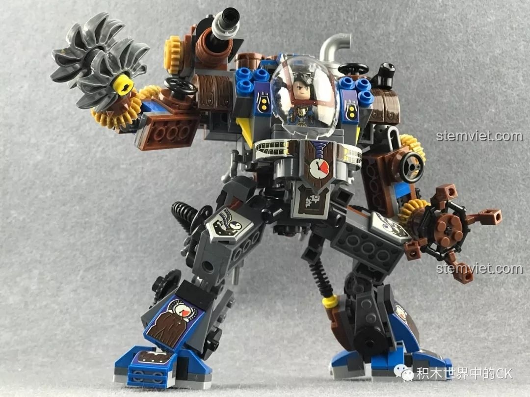 Mô hình robot mech Winner 8045 Vệ Sĩ Hộ Quốc Hơi Nước hoàn chỉnh cùng hai minifigures, sẵn sàng trưng bày.