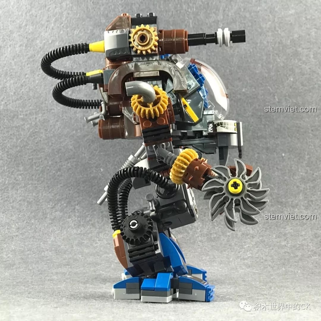 Mô hình robot mech Winner 8045 Vệ Sĩ Hộ Quốc Hơi Nước từ góc trước bên hông, thể hiện sự kết hợp hài hòa.