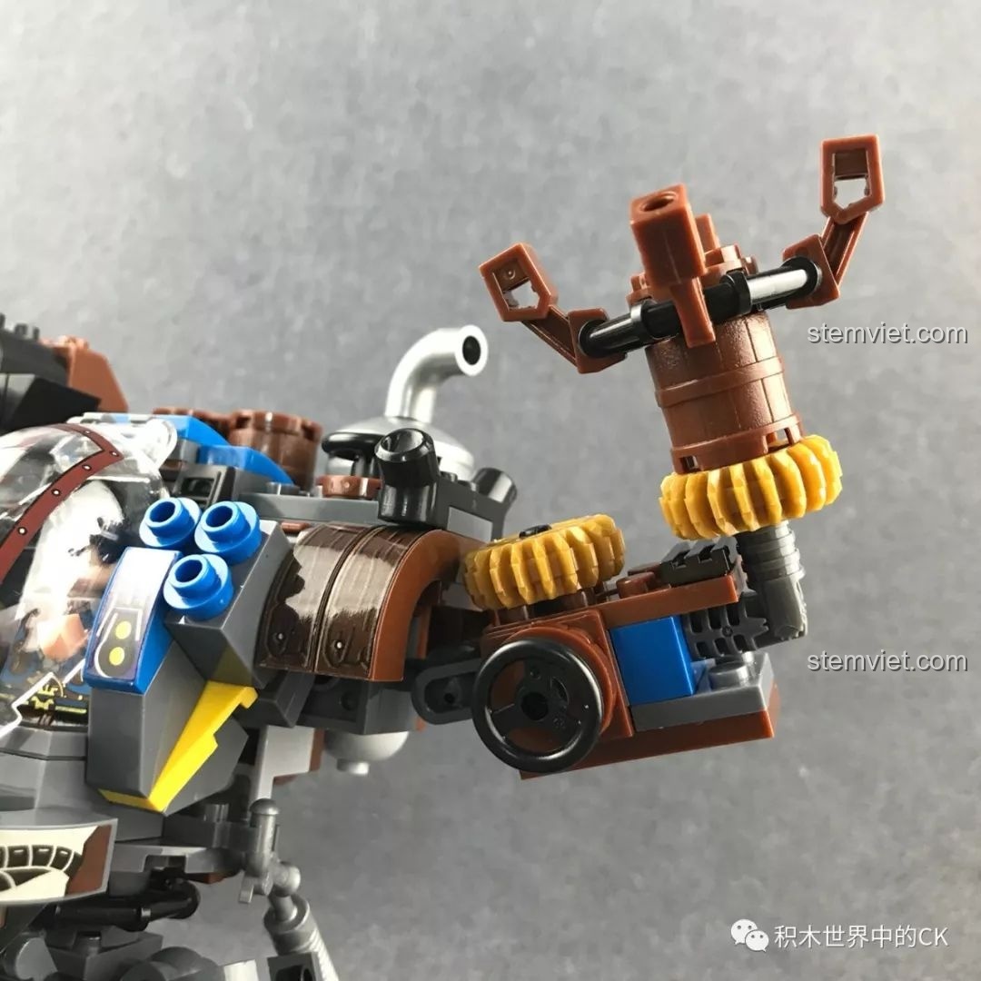 Chi tiết khớp chân và bàn chân của robot mech Winner 8045 Vệ Sĩ Hộ Quốc Hơi Nước, giúp tạo dáng linh hoạt.