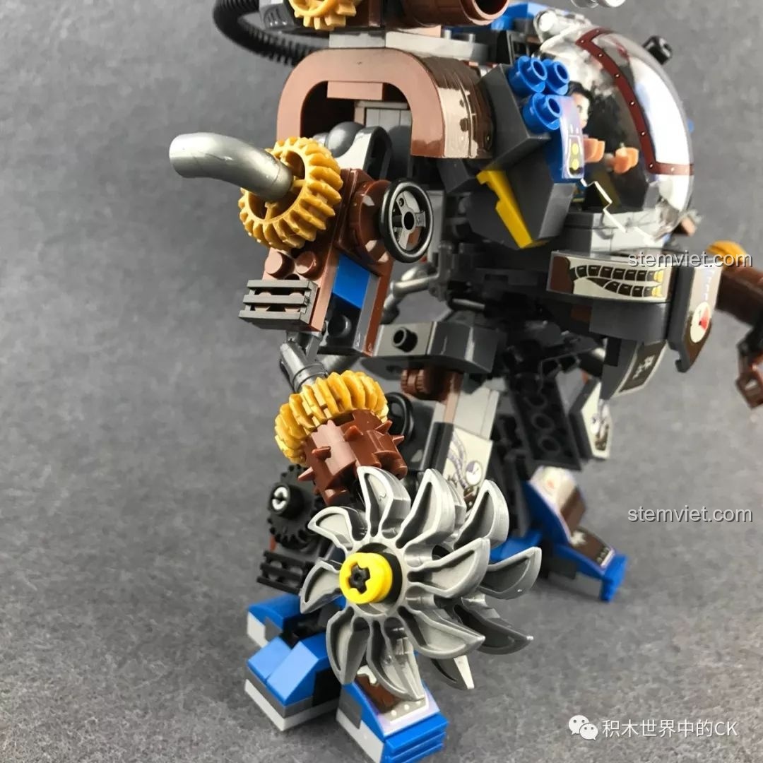 Cận cảnh khớp cổ chân của robot mech Winner 8045 Vệ Sĩ Hộ Quốc Hơi Nước, tăng tính linh hoạt khi tạo dáng.