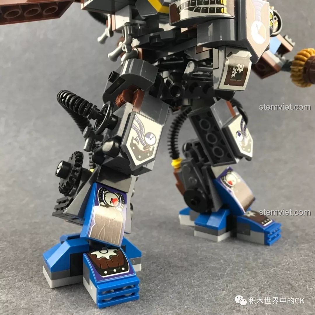 Mặt lưng của robot mech Winner 8045 Vệ Sĩ Hộ Quốc Hơi Nước với các chi tiết ống hơi và bình chứa.