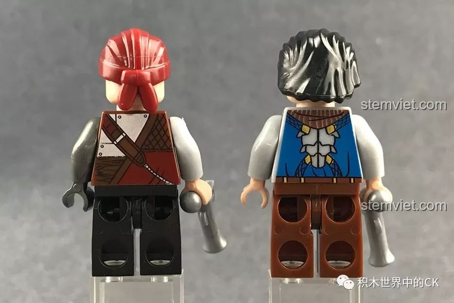 Mặt sau của hai nhân vật minifigures từ bộ Winner 8045 Vệ Sĩ Hộ Quốc Hơi Nước, thể hiện chi tiết in ấn.