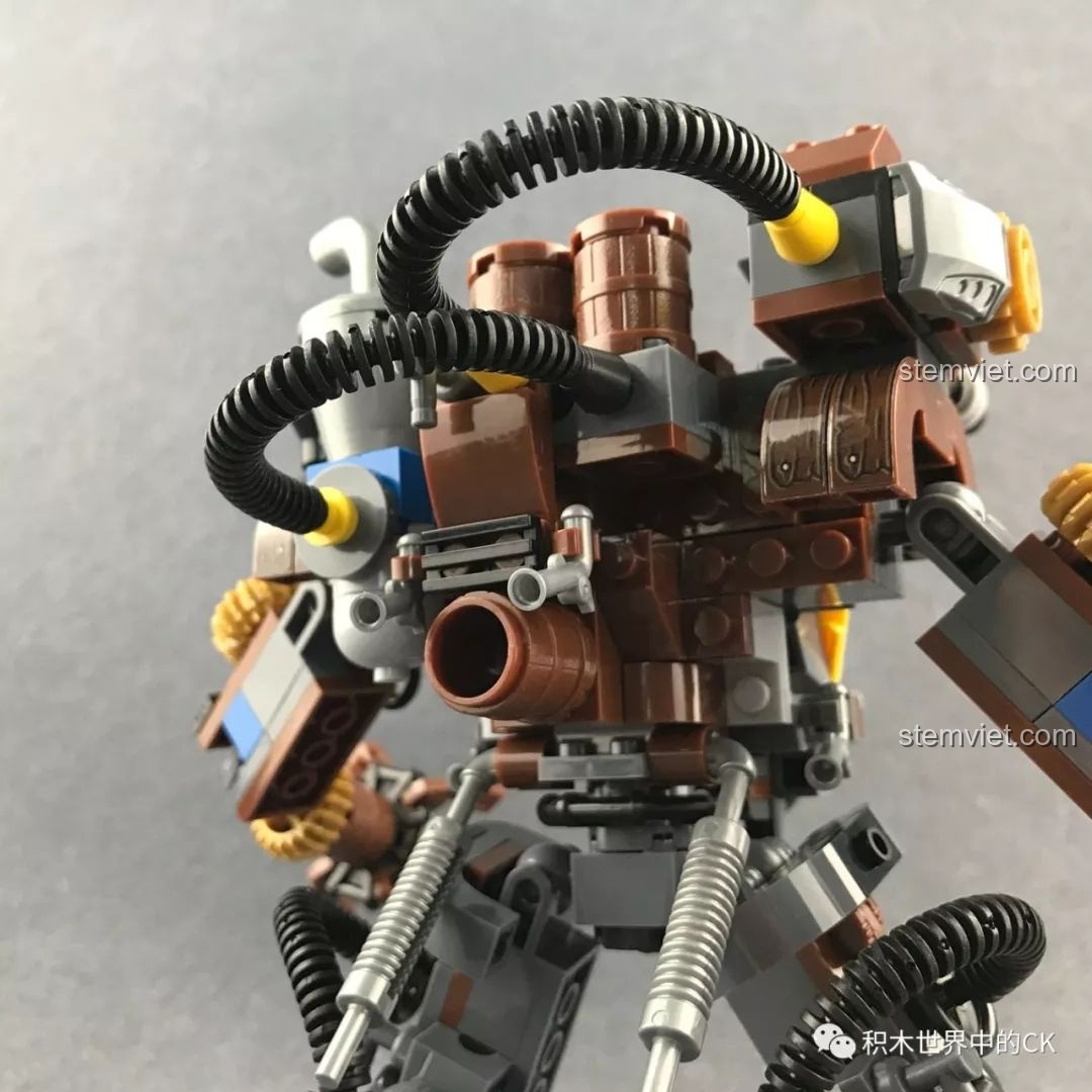 So sánh robot mech Winner 8045 Vệ Sĩ Hộ Quốc Hơi Nước với một mô hình khác, thể hiện sự khác biệt về kích thước.