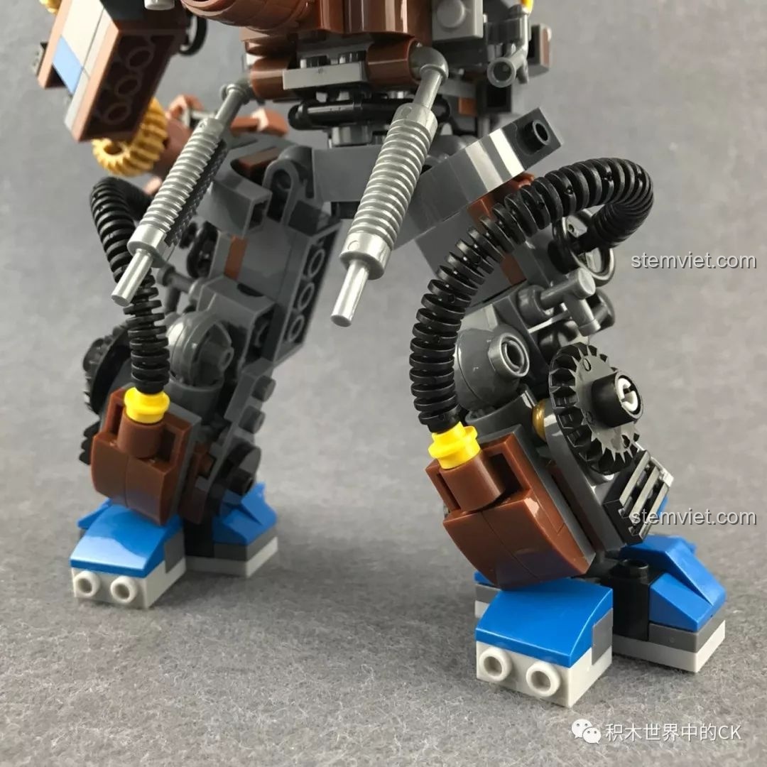 Robot mech Winner 8045 Vệ Sĩ Hộ Quốc Hơi Nước trong tư thế chiến đấu, thể hiện khả năng khớp nối linh hoạt.