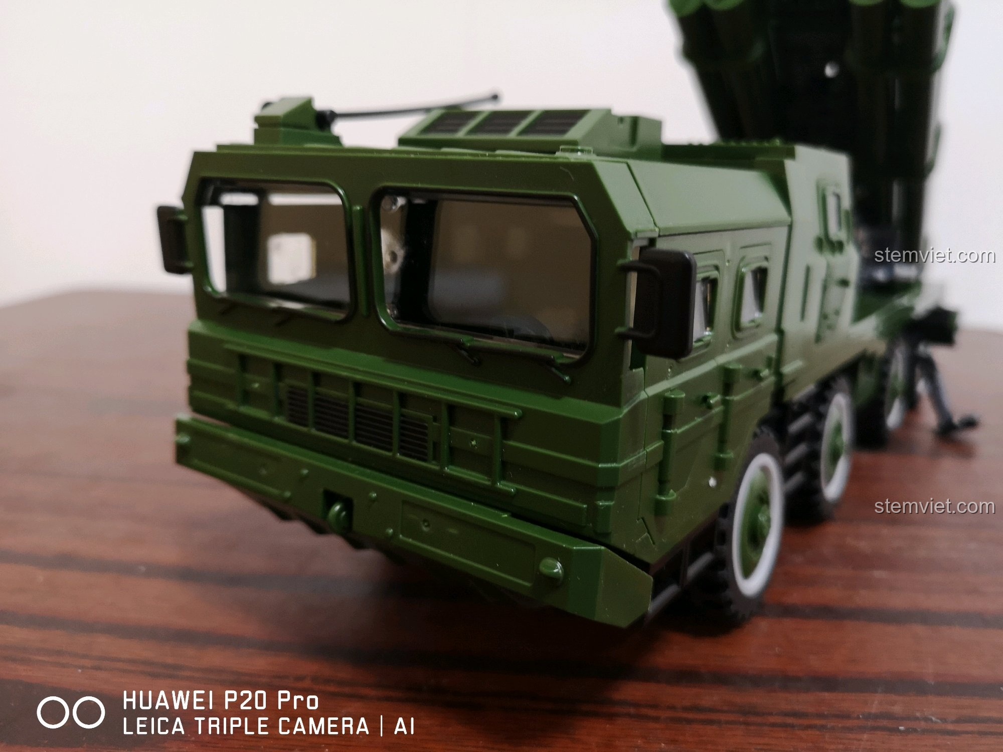 Cận cảnh phần đầu xe của bộ lắp ráp Winner 8102, cho thấy các chi tiết nhỏ và đèn xe.