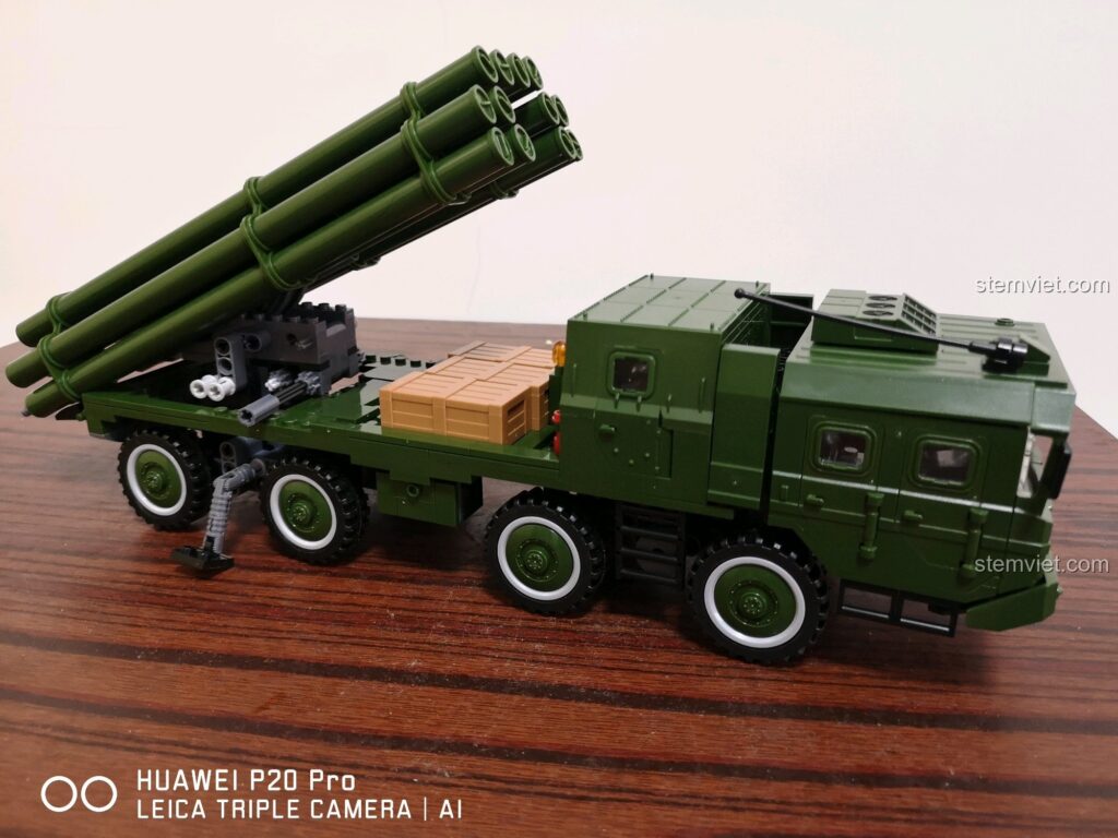 Toàn cảnh bộ lắp ráp Pháo Tự Hành 2S19 Msta-S của Winner, với thiết kế màu xanh quân đội ấn tượng.
