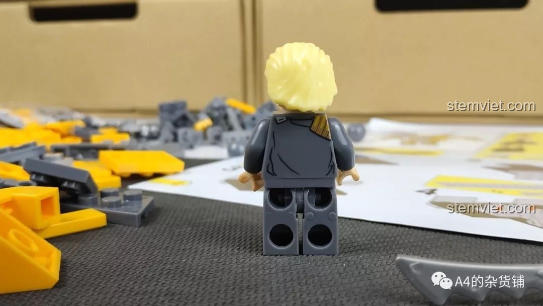 Mặt sau của minifigure chiến binh tóc vàng từ bộ xếp hình Winner 8037, thể hiện chi tiết trang phục, cho bé trai.
