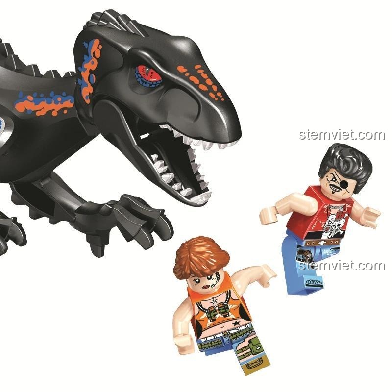 Chi tiết khủng long bạo chúa đen với các đốm cam và minifigure dũng cảm trong bộ đồ chơi Winner JEMLOU 8052 Xe Tải Bắt Khủng Long. Đồ chơi mô hình 551 mảnh ghép cho bé trai.