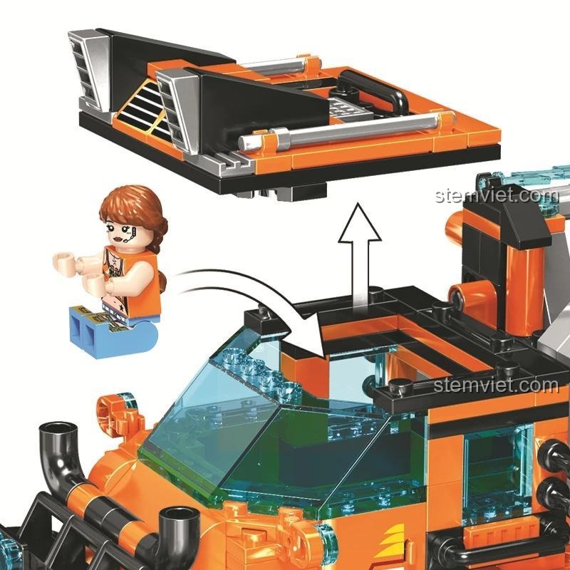 Minifigure đang tương tác với buồng lái xe tải trong bộ đồ chơi Winner JEMLOU 8052 Xe Tải Bắt Khủng Long, thể hiện tính năng mở cửa và lắp đặt minifigure. Đồ chơi lắp ghép giá tốt.