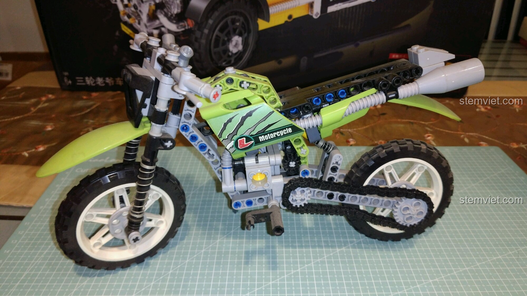 Mô hình xe máy cũ của Winner, minh họa sự khác biệt về chất lượng khuôn đúc.