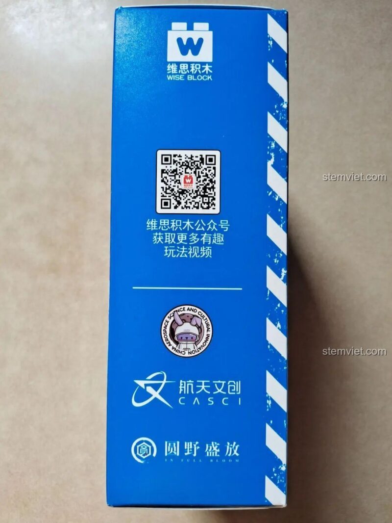 Cạnh bên hộp đồ chơi lắp ráp WISE BLOCK HA390206 với mã QR, giúp người mua tìm kiếm thêm thông tin.