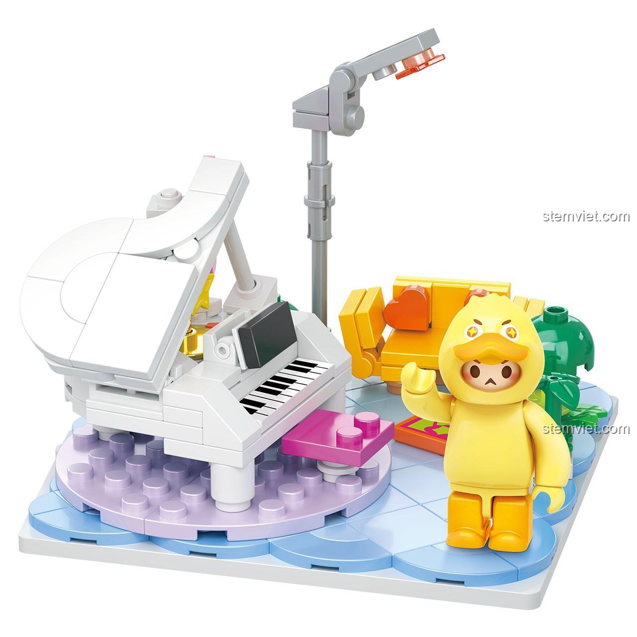 Mô hình đàn piano và nhân vật Vịt Vàng từ set Wise Block HA392204-3.