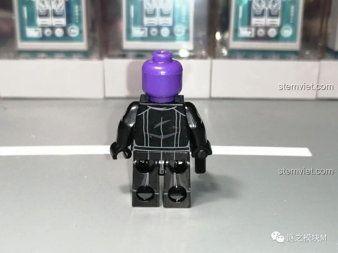 Chi tiết in bên hông của minifigure Baron Zemo WM2168, WM Blocks 6117 Nhân vật Sam Wilson Falcon.