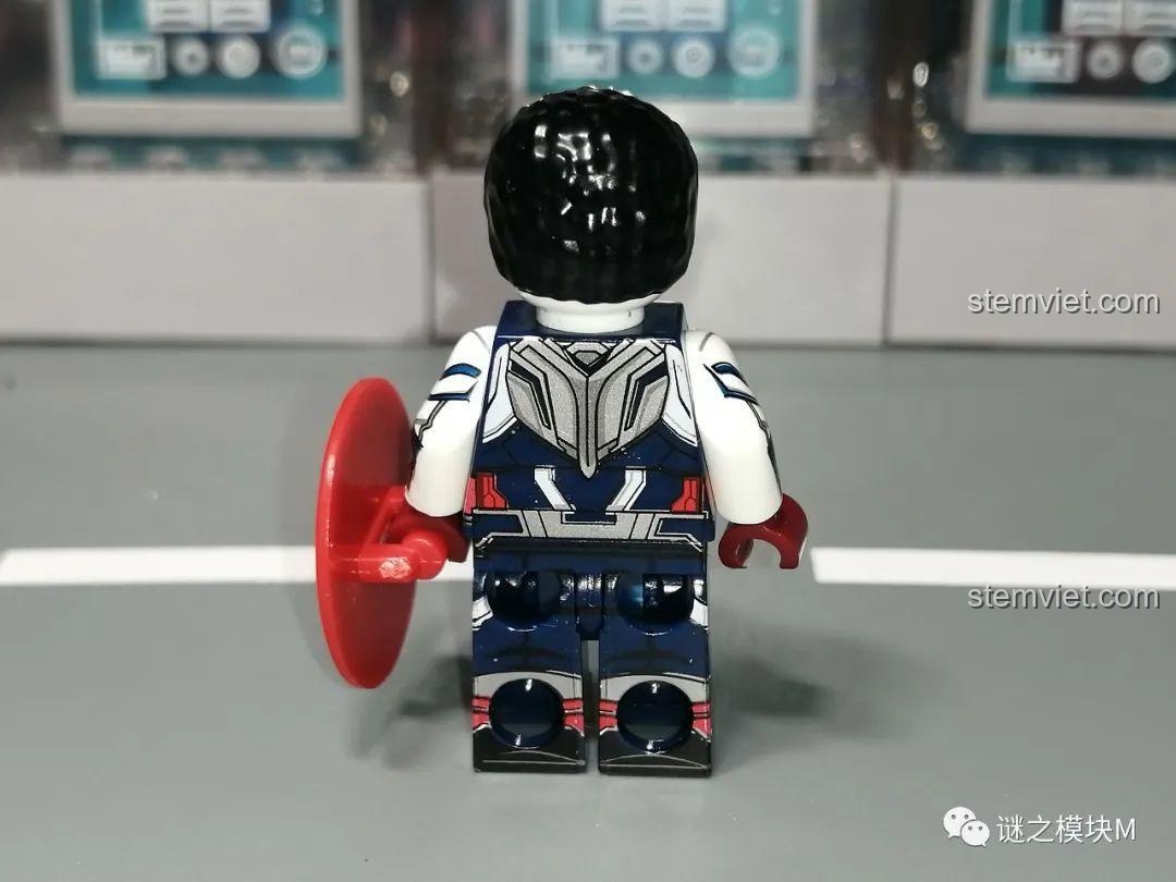 Chi tiết in bên hông của minifigure Falcon Captain America WM2164.
