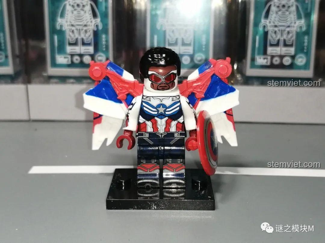 Minifigure WM2164 The Falcon trong trang phục Captain America với bộ cánh gập mở, điểm nhấn của bộ đồ chơi WM6117.