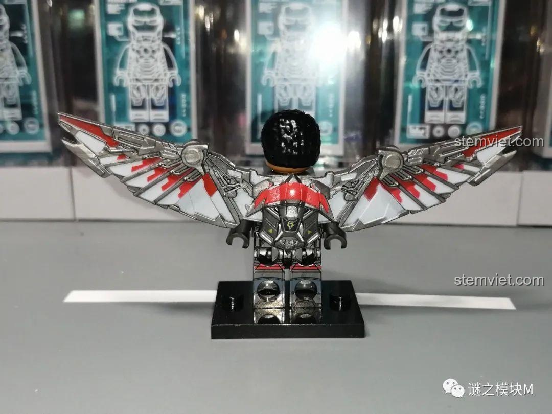 Minifigure The Falcon WM2166 với đôi cánh dang rộng, nhìn từ phía trước.