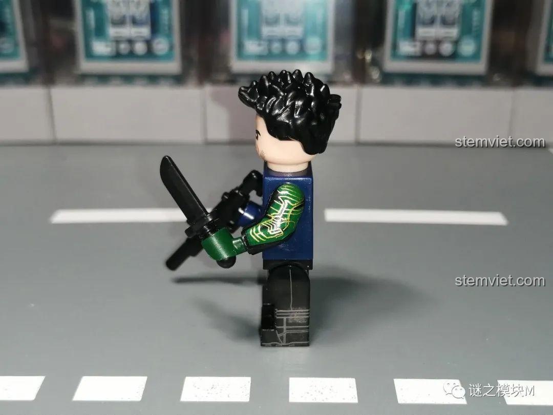 Ảnh chụp chi tiết minifigure Winter Soldier WM2163 từ set WM6117, nhân vật Bucky Barnes Winter Soldier với cánh tay kim loại.