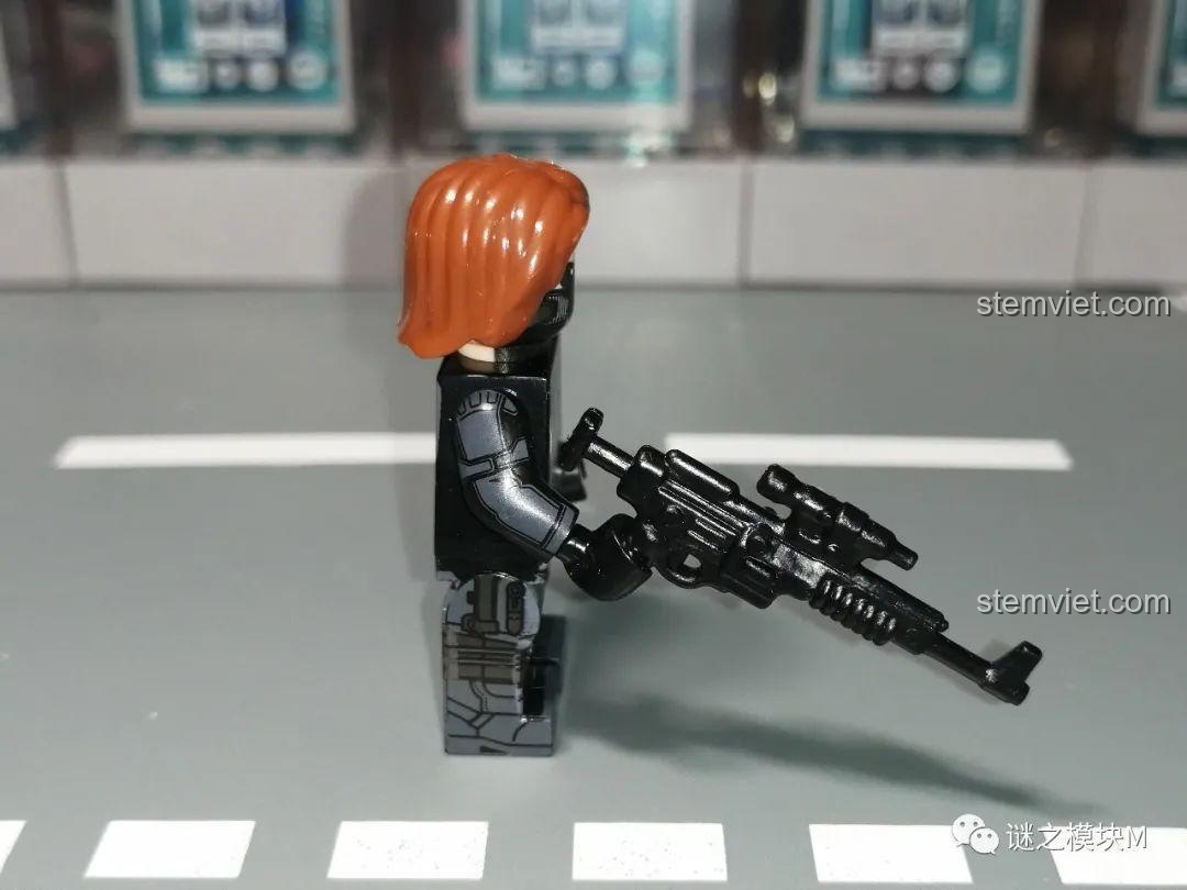 Chi tiết cánh tay kim loại của minifigure Winter Soldier WM2165, một phần của bộ sưu tập minifigure John Walker U.S. Agent.