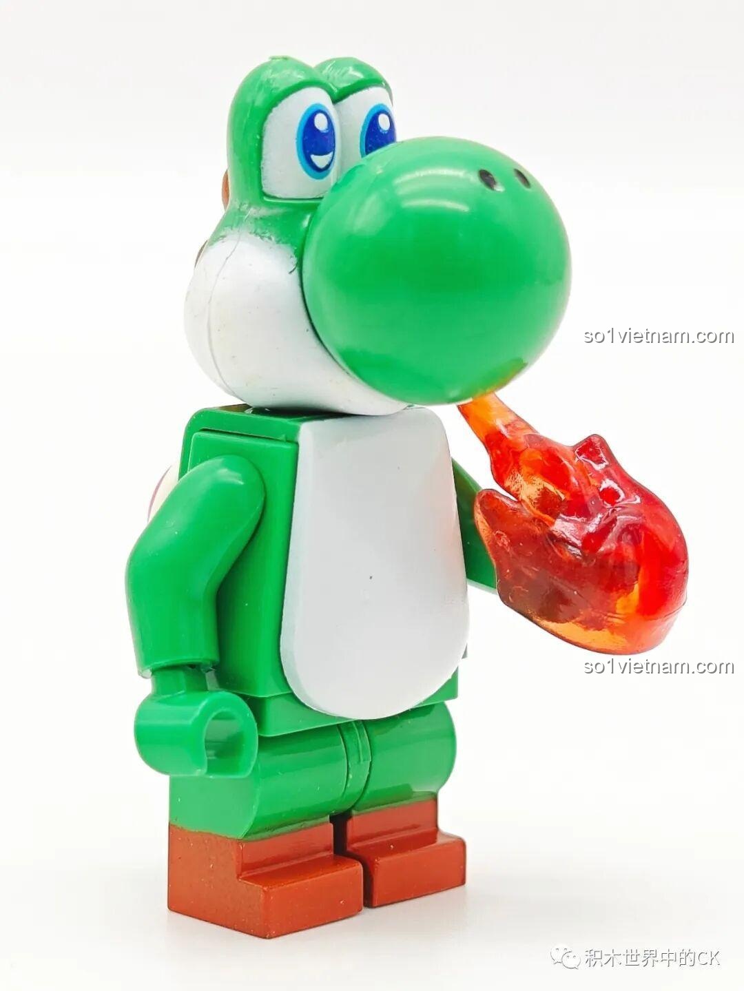 Ảnh chụp thực tế figure Khủng long Yoshi WM2071 nhìn từ bên cạnh, cho thấy chiếc mai rùa màu đỏ. Sản phẩm chất lượng cao từ WM.