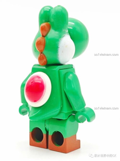 Ảnh chụp thực tế minifigure Yoshi WM2071 nhìn từ phía trước, thể hiện chi tiết in sắc nét. Món đồ chơi mô hình Bạn đồng hành của Mario.