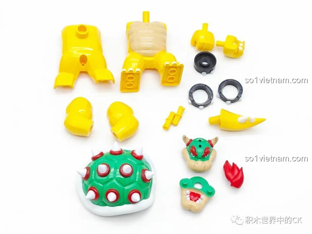 Ảnh chụp mặt sau của nhân vật lắp ráp WM2072 Waluigi, với chi tiết in ấn trên lưng áo yếm.