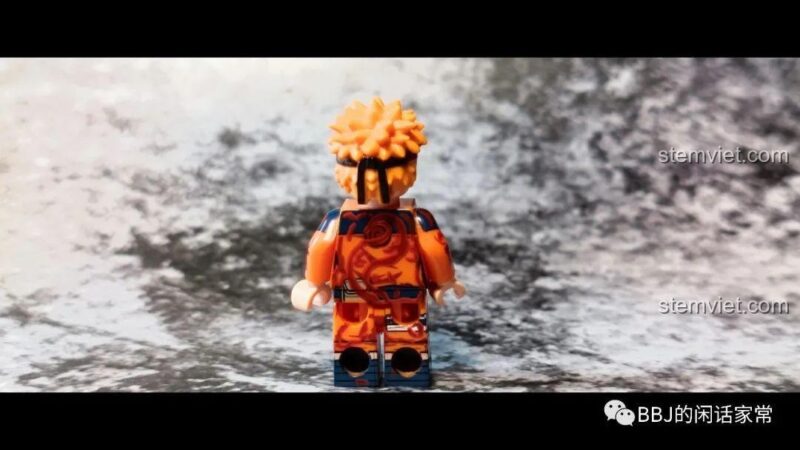 Ảnh chụp phía sau của minifigure Uzumaki Naruto dạng Vĩ Thú WM2105, thể hiện chi tiết chakra Cửu Vĩ.