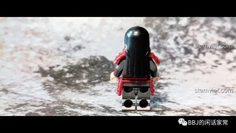 Ảnh chụp phía sau của minifigure Senju Hashirama WM2111, thể hiện chi tiết bộ giáp.
