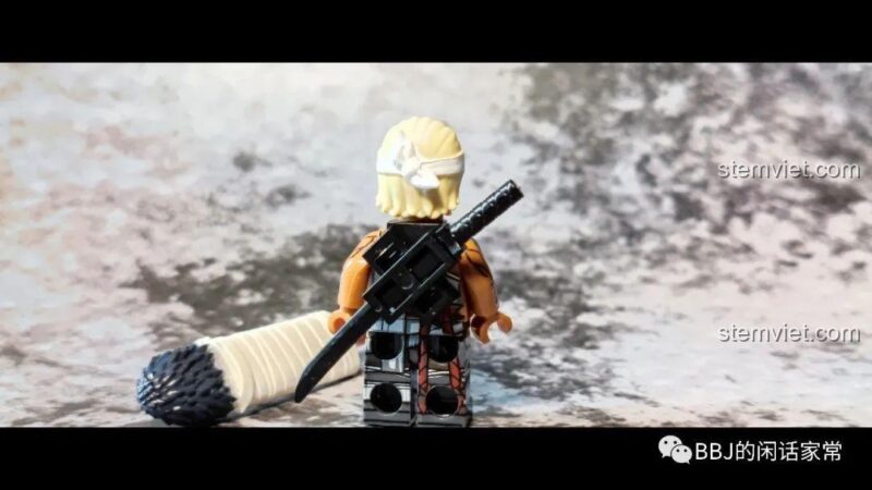 Ảnh chụp phía sau của minifigure Killer Bee WM2112, cho thấy chi tiết in và bao kiếm sau lưng.
