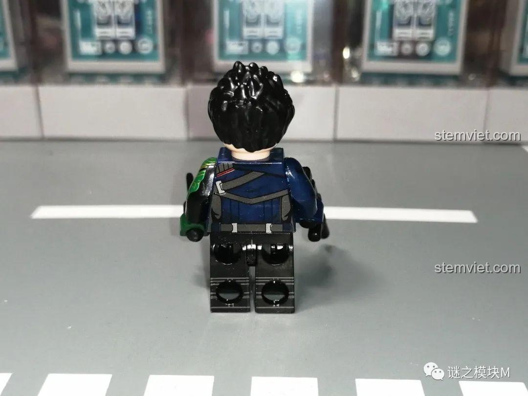 Mặt sau của minifigure Winter Soldier WM2163, cho thấy chi tiết in sau lưng.