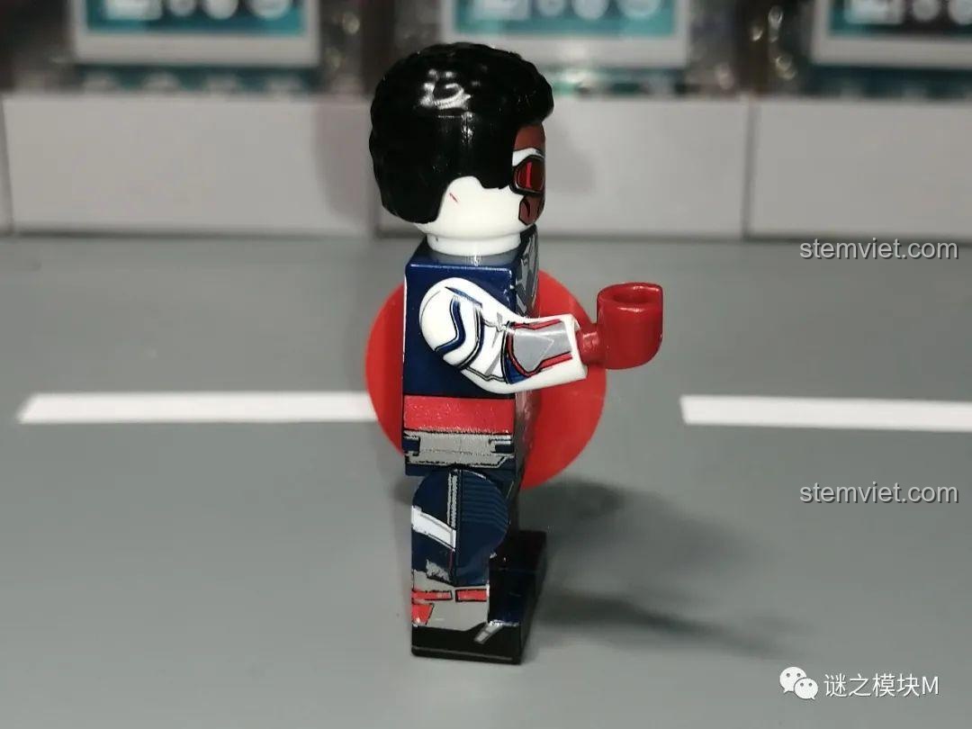 Chi tiết in bên hông của minifigure Falcon Captain America WM2164.