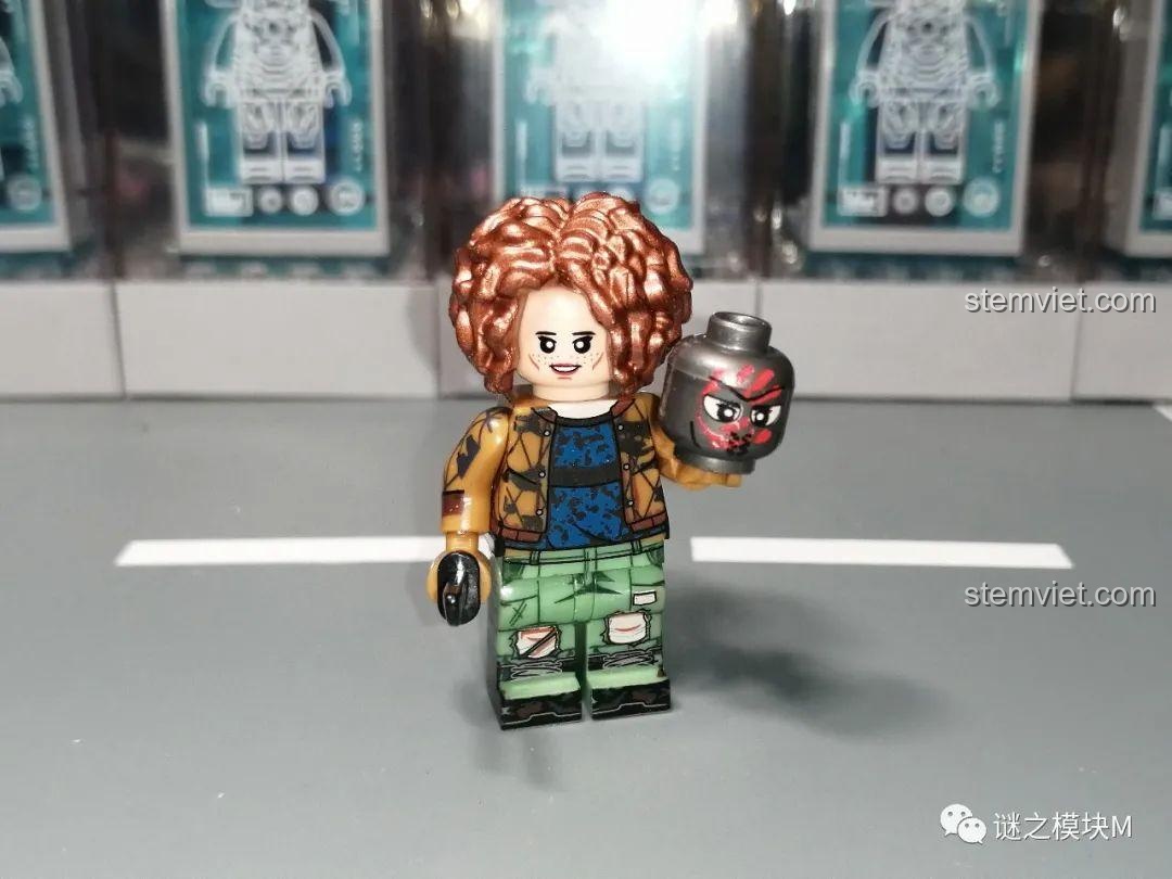 Minifigure Karli Morgenthau (Flag Smasher) WM2167 với mái tóc xoăn và mặt nạ trên tay.