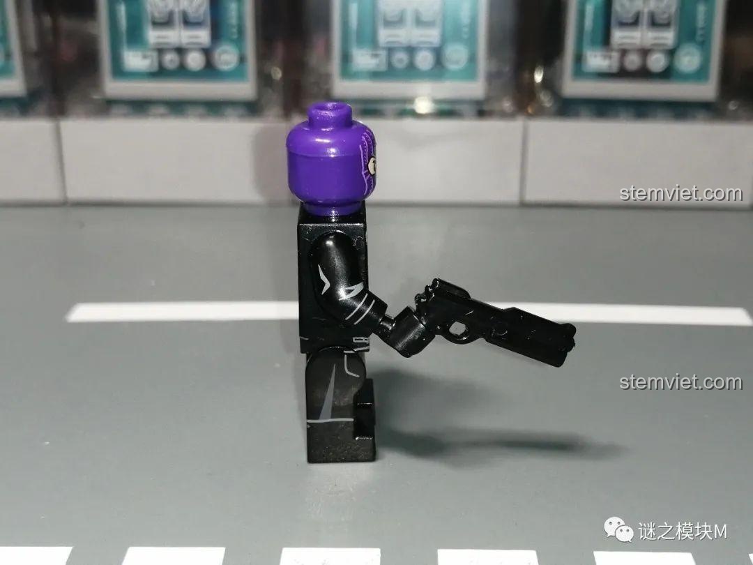 Minifigure Baron Zemo WM2168 nhìn từ bên, thể hiện chi tiết in trên tay.