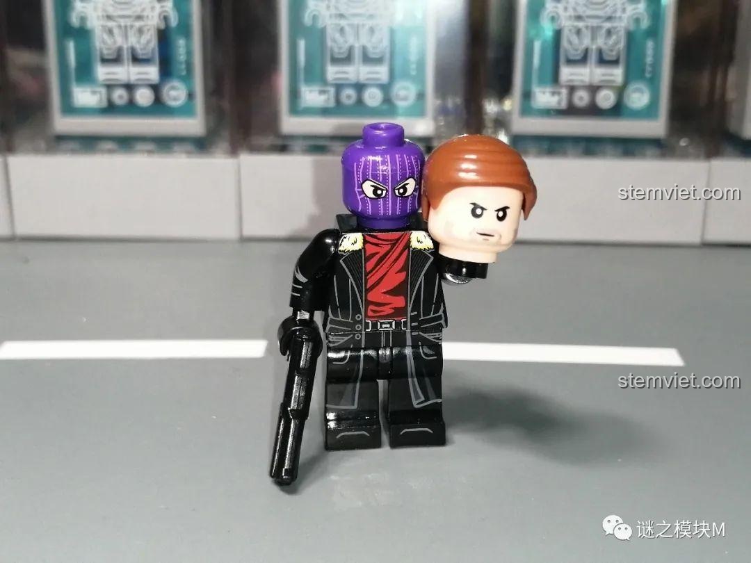 Minifigure Baron Zemo WM2168 đeo mặt nạ tím đặc trưng và cầm súng.