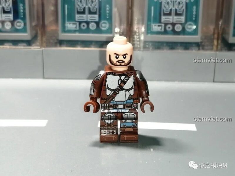 Minifigure Người Mandalorian WM2205 không mũ, góc nghiêng, bộ đồ chơi Star Wars đáng mua.