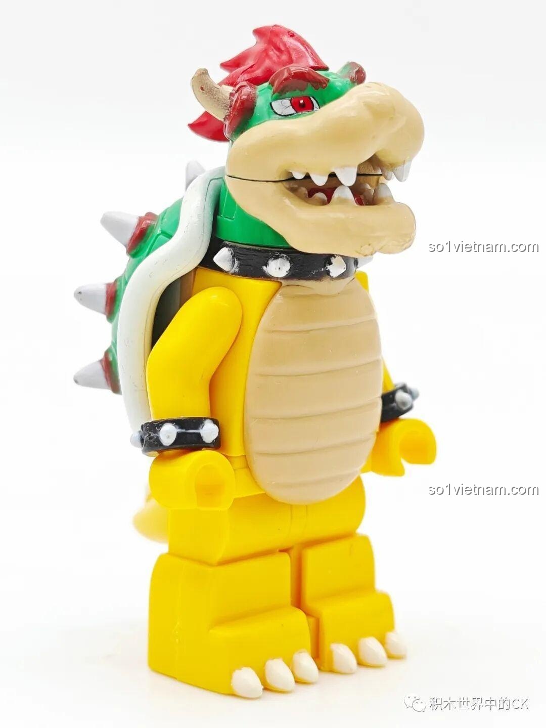 Mô hình Bowser WM2292 nhìn từ phía sau, khoe trọn chiếc mai rùa đặc trưng. Minifigure Bowser WM2292 chất lượng cao.