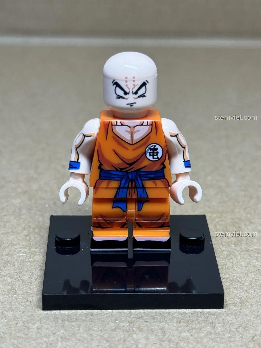 Ảnh chụp cận cảnh minifigure Krillin WM2690 từ bộ lắp ráp nhân vật Dragon Ball WM6180. Chi tiết in sắc nét, chất lượng cao, phù hợp cho bé trai.