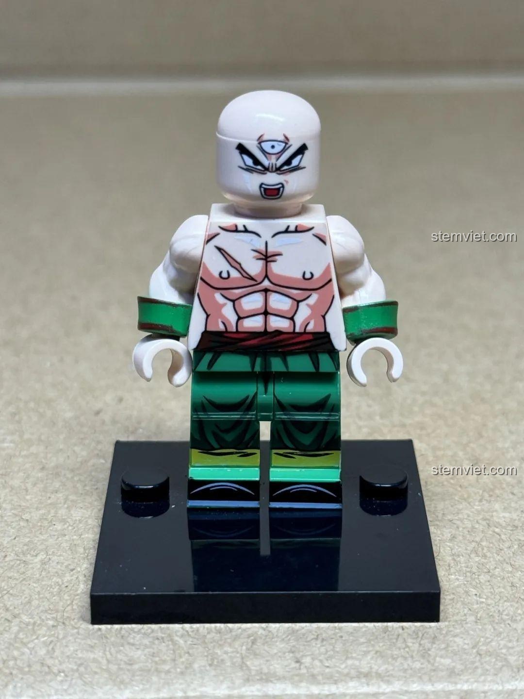 Ảnh review minifigure Thiên Tân Phạn (Tien Shinhan) WM2691 từ bộ đồ chơi mô hình WM. Thể hiện rõ cơ bắp và con mắt thứ ba đặc trưng.