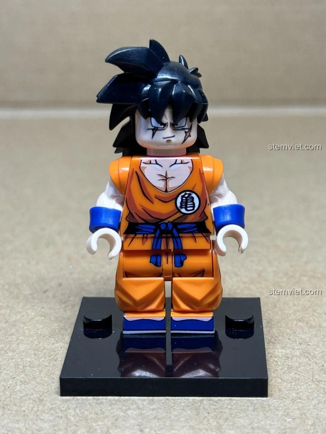 Ảnh chụp thực tế minifigure Yamcha WM2692 từ bộ minifigure WM6180. Vẻ mặt và vết sẹo được tái hiện chi tiết, một món đồ chơi giá tốt cho fan Dragon Ball.