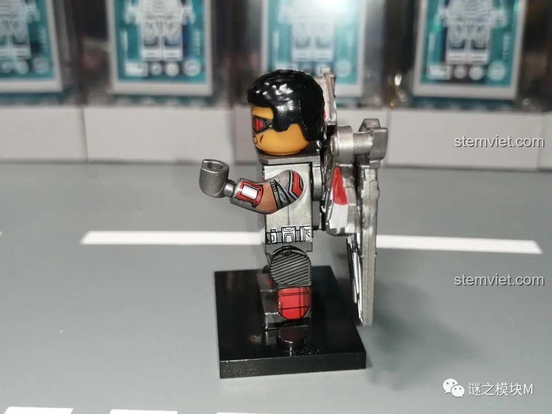 Chi tiết bên hông của minifigure Falcon (Civil War) WM2169. Đồ chơi lắp ráp nhân vật Marvel.